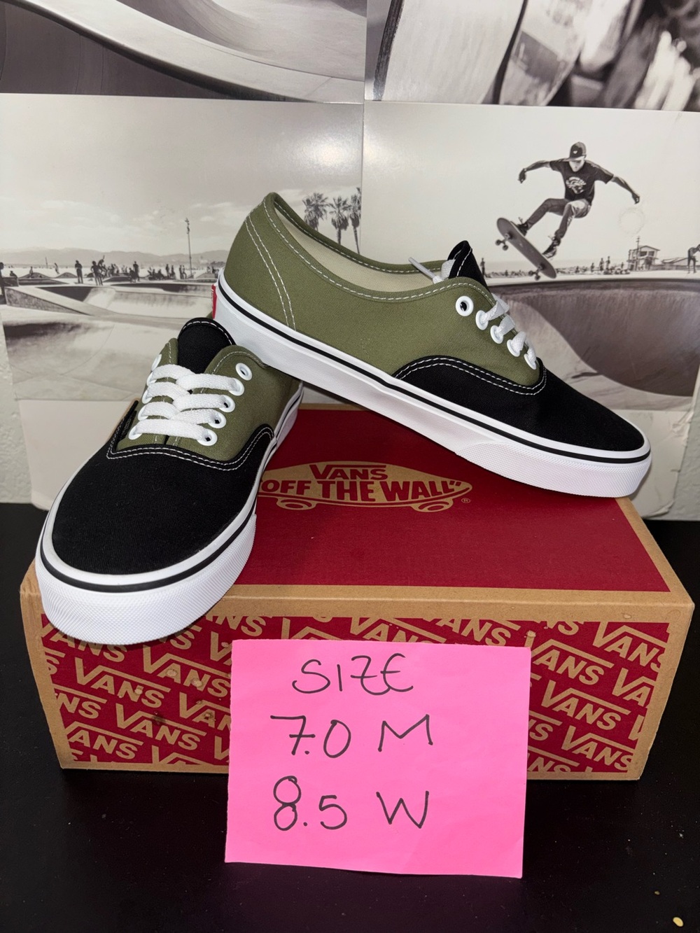 Vans Authentic sz 7.0 Men’s 8.5 Women’s